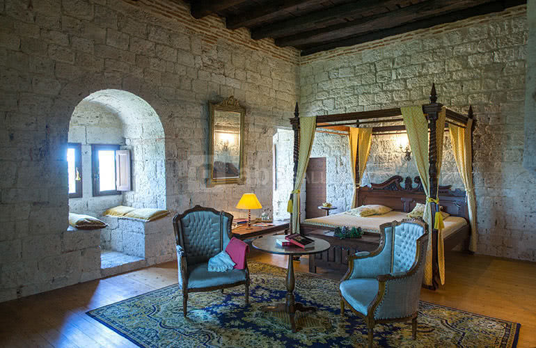 Vaste Chambre Charles IX au Chateau de Goudourville