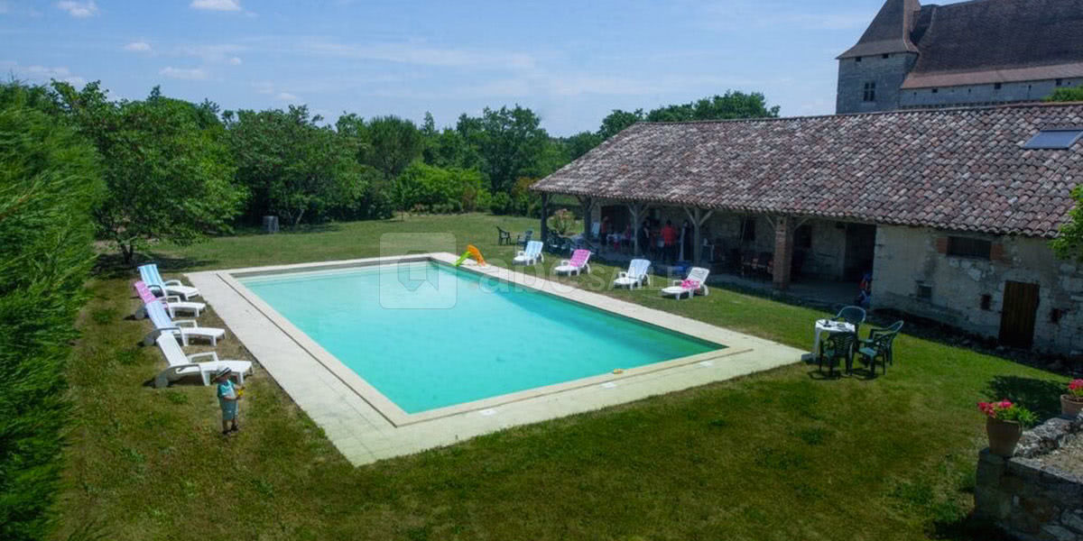 Vaste piscine au Château de Goudourville