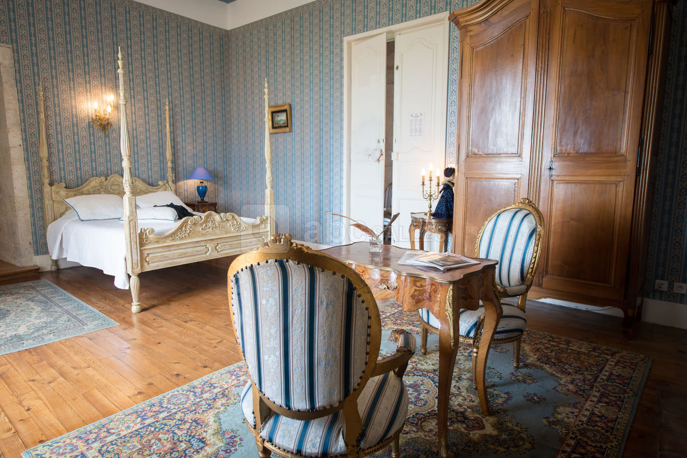 Une vaste chambre lumineuse Au Chateau de Goudourville