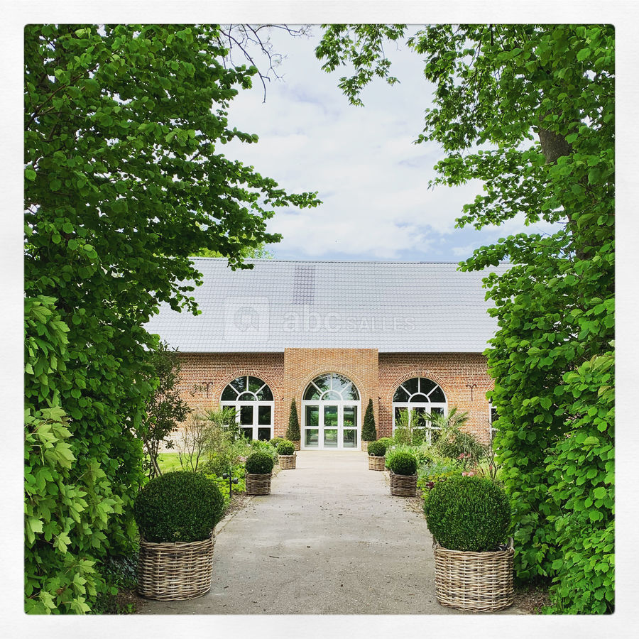Entrée salle depuis le parking