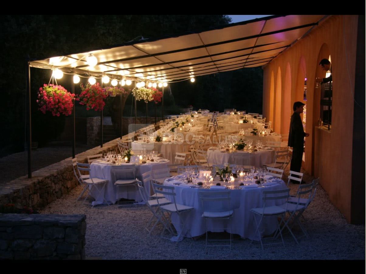 Tables rondes sous la pergola