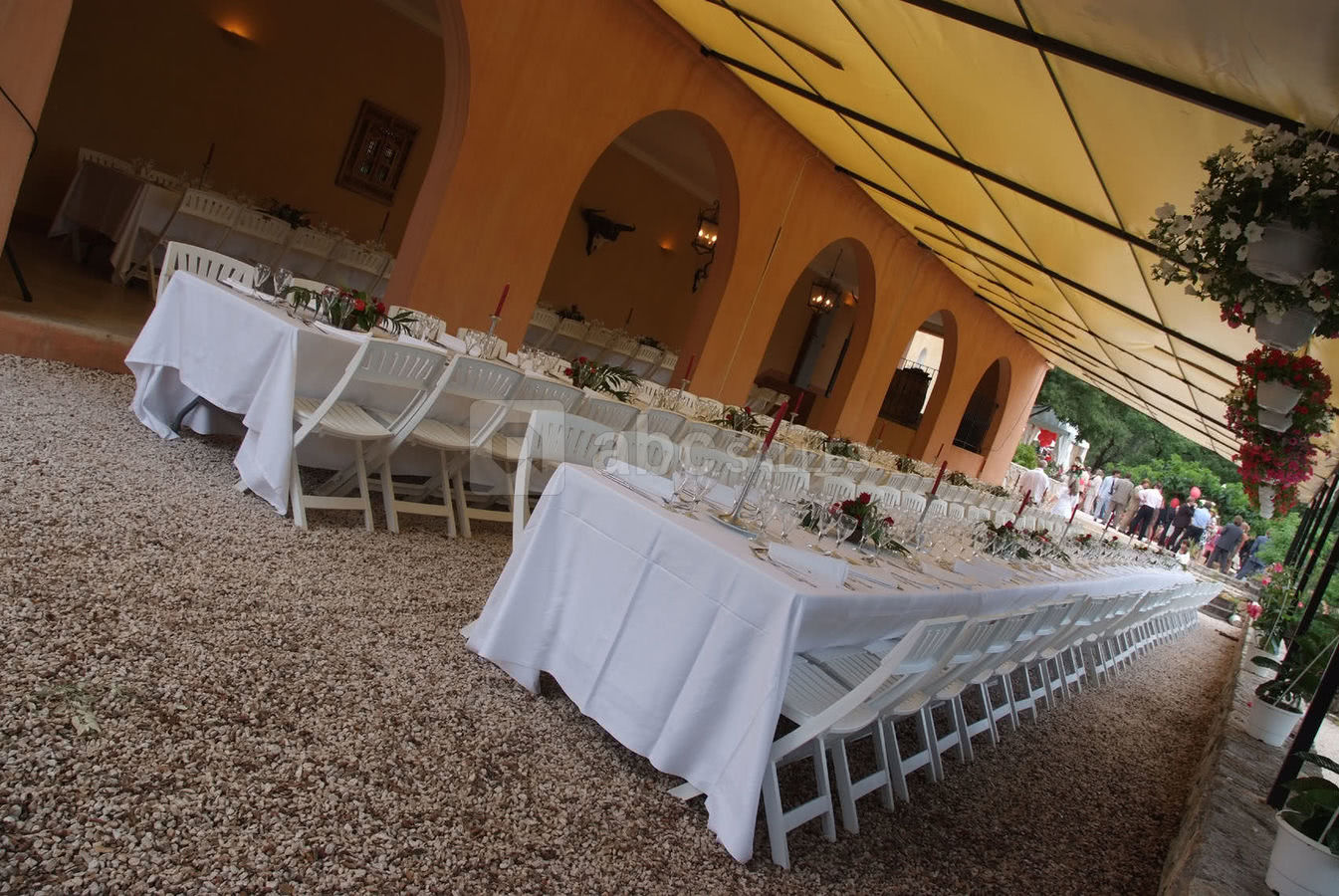 Longues tables sous la pergola