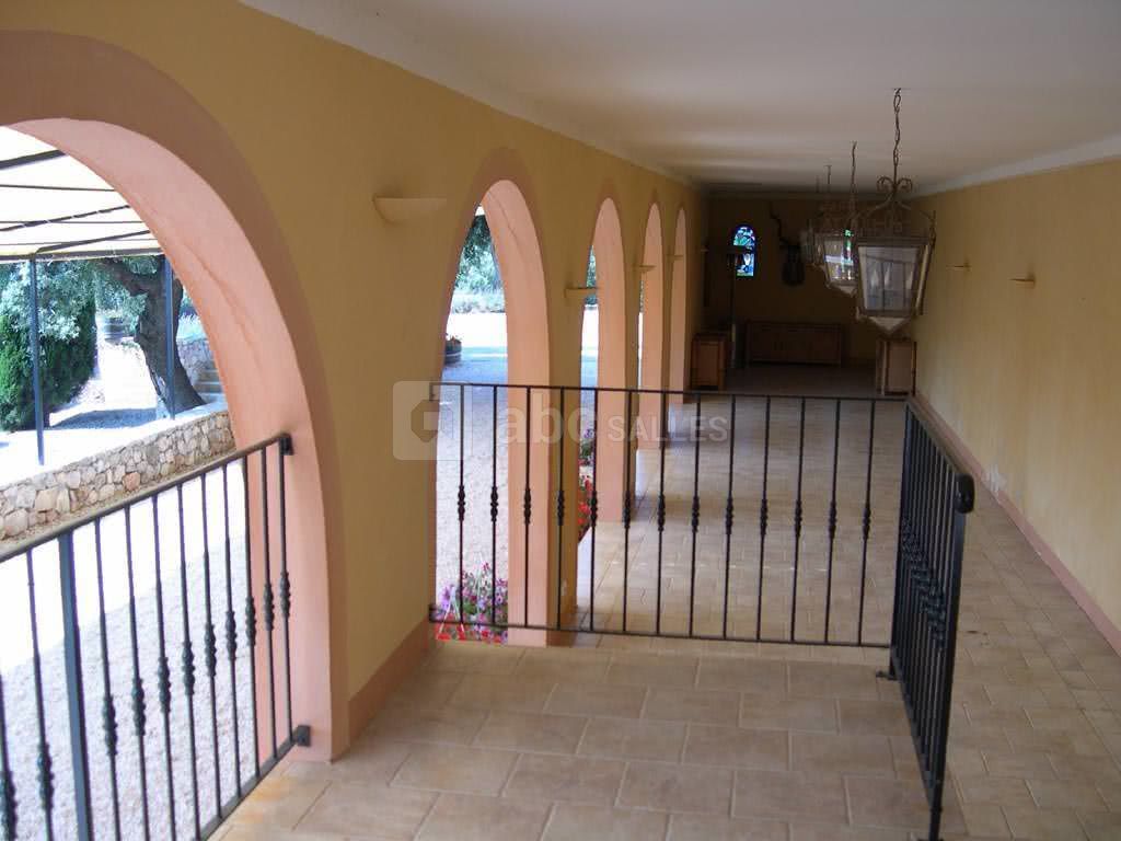 Salle des arcades, vue de l'estrade