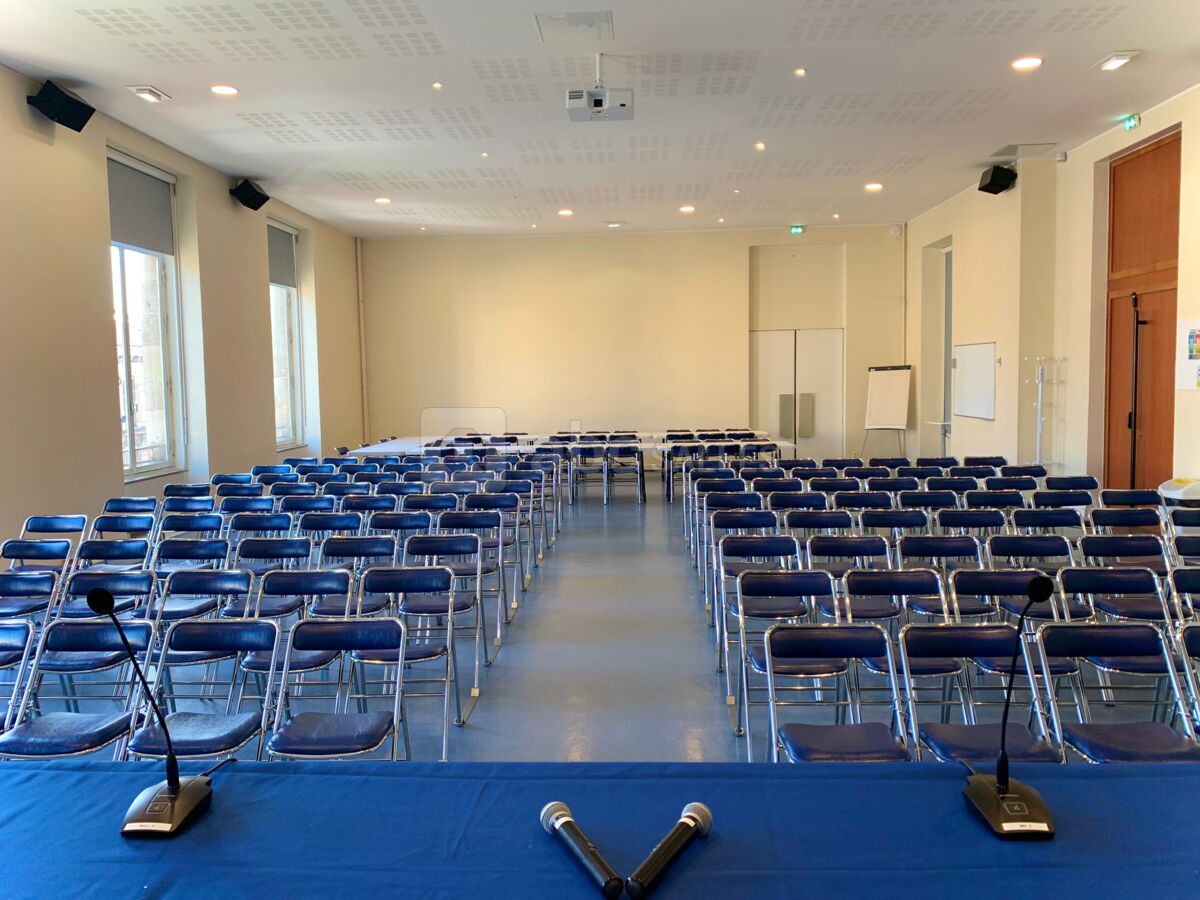 Palais des Congrès / 40 personnes table en U / 112 personnes en conférence