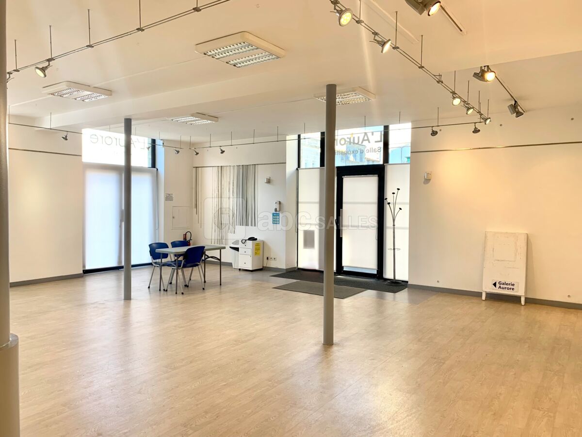Salle Aurore  / Capacité de 86 personnes debout