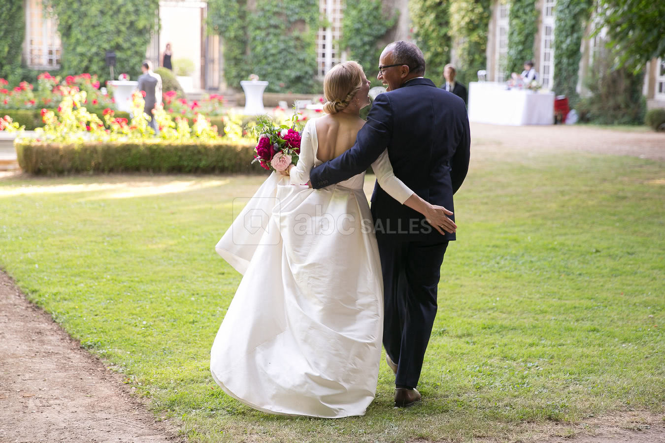 Mariés dans le parc