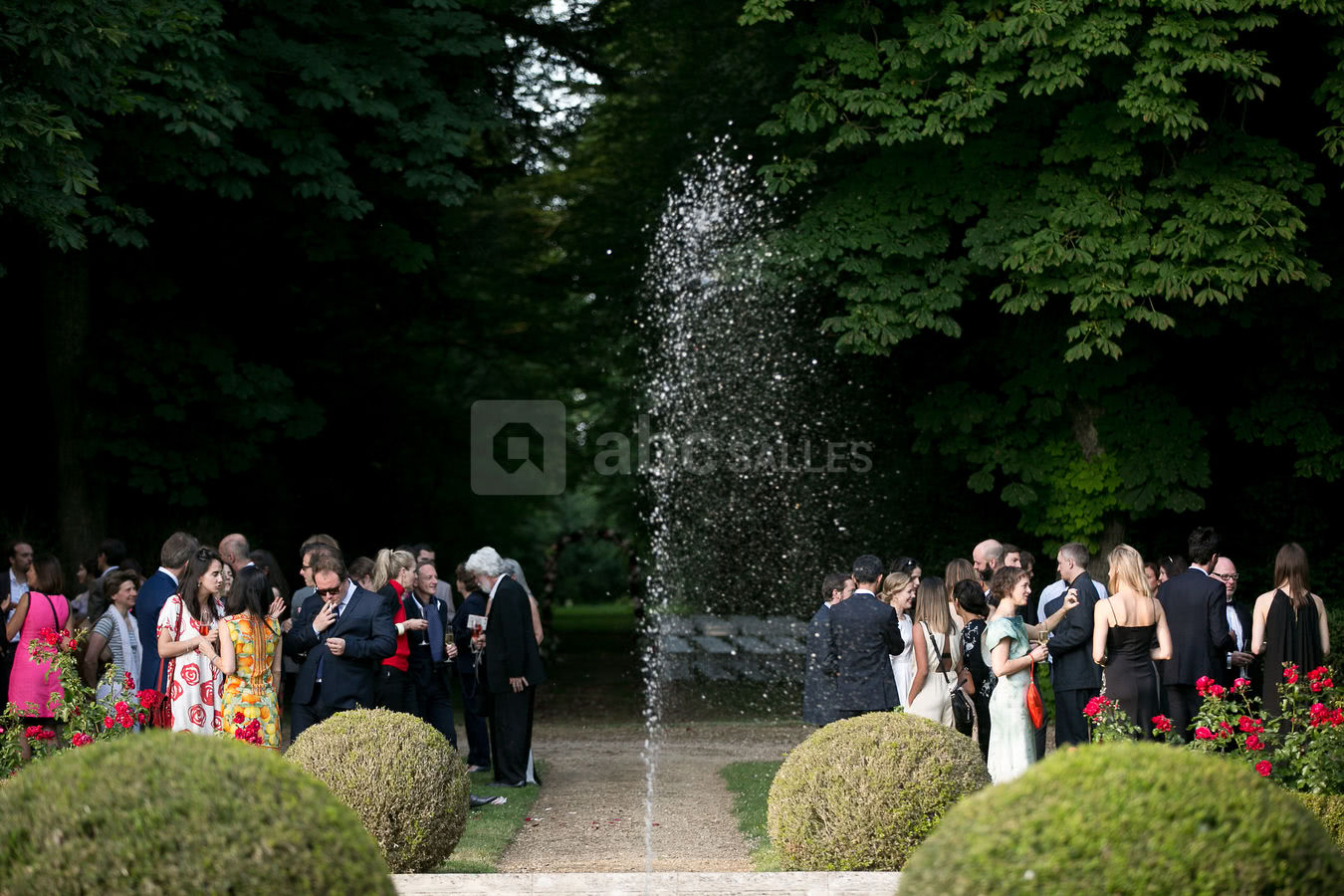 Cérémonie devant le bassin