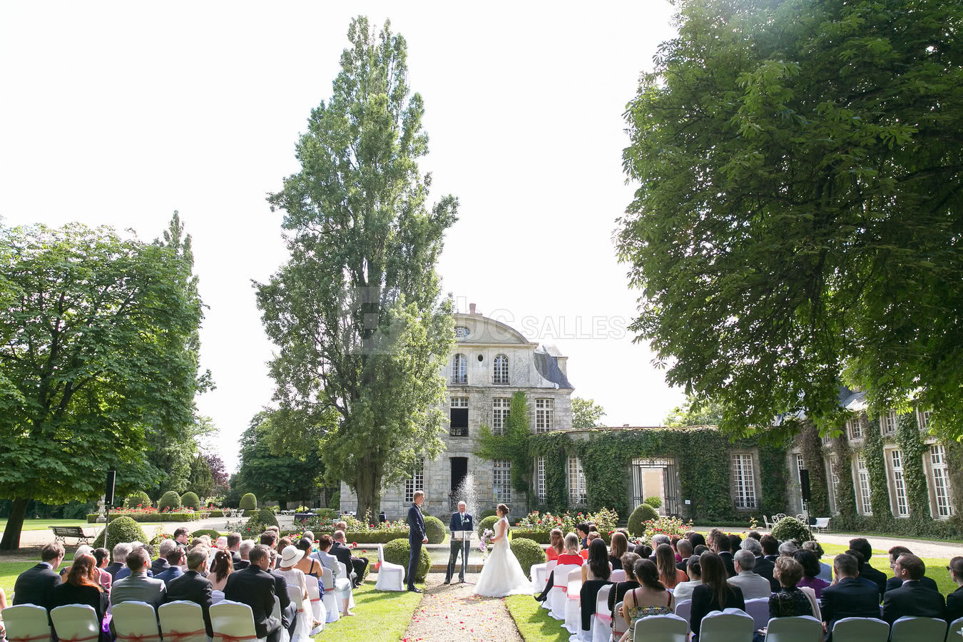 Cérémonie devant le bassin