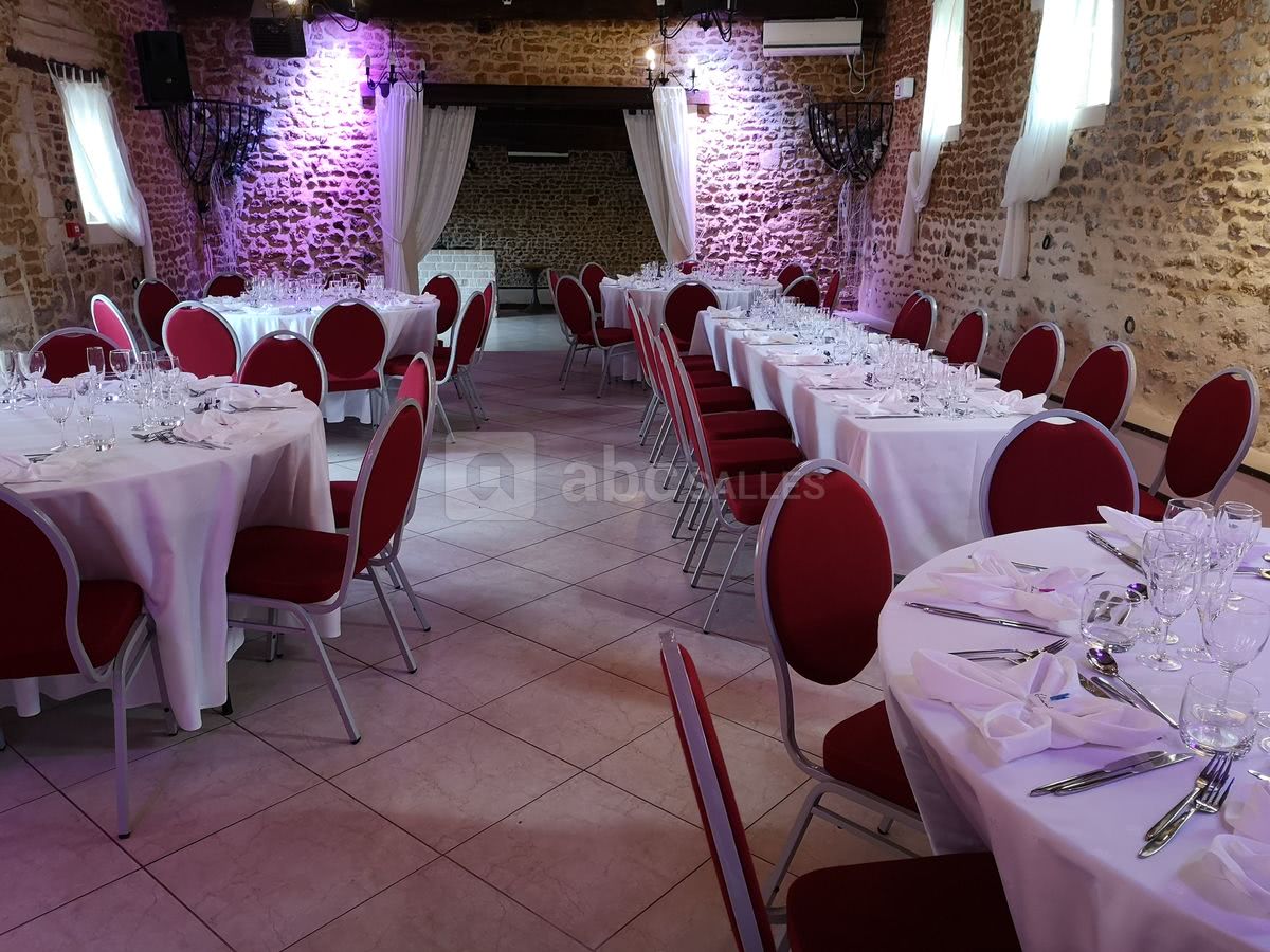 Salle de restauration La Grange avec ses chaises banquets