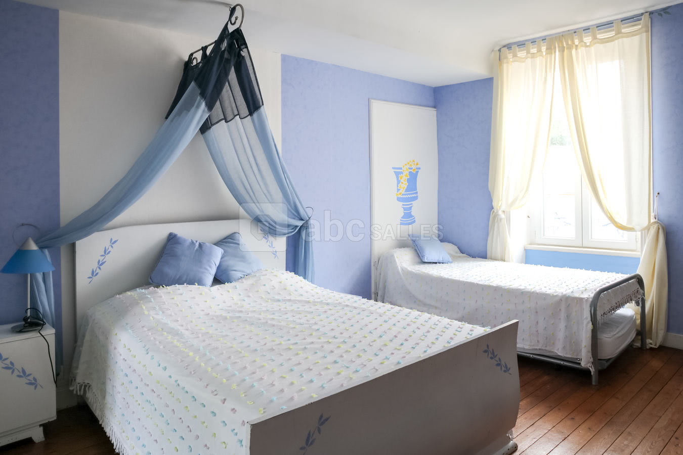 Chambre bleu clair dans le gîte mesange