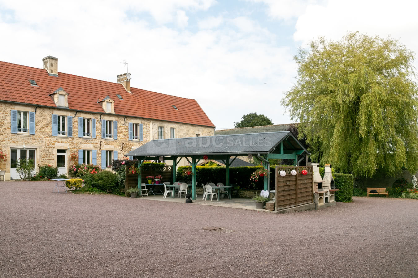 Le corps de ferme avec sa terrasse