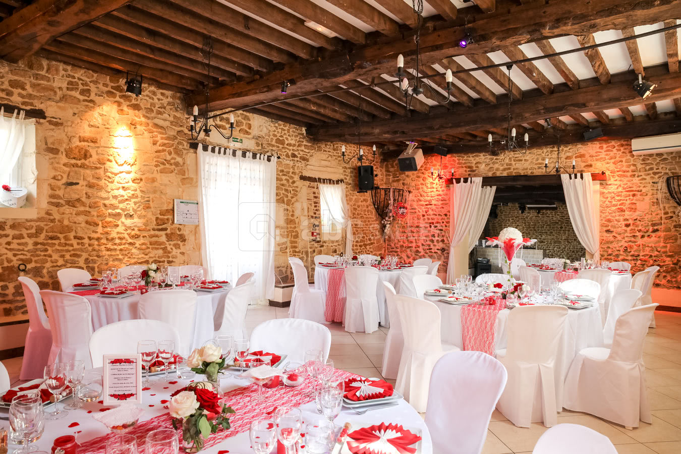 Salle décorée de rouge et blanc