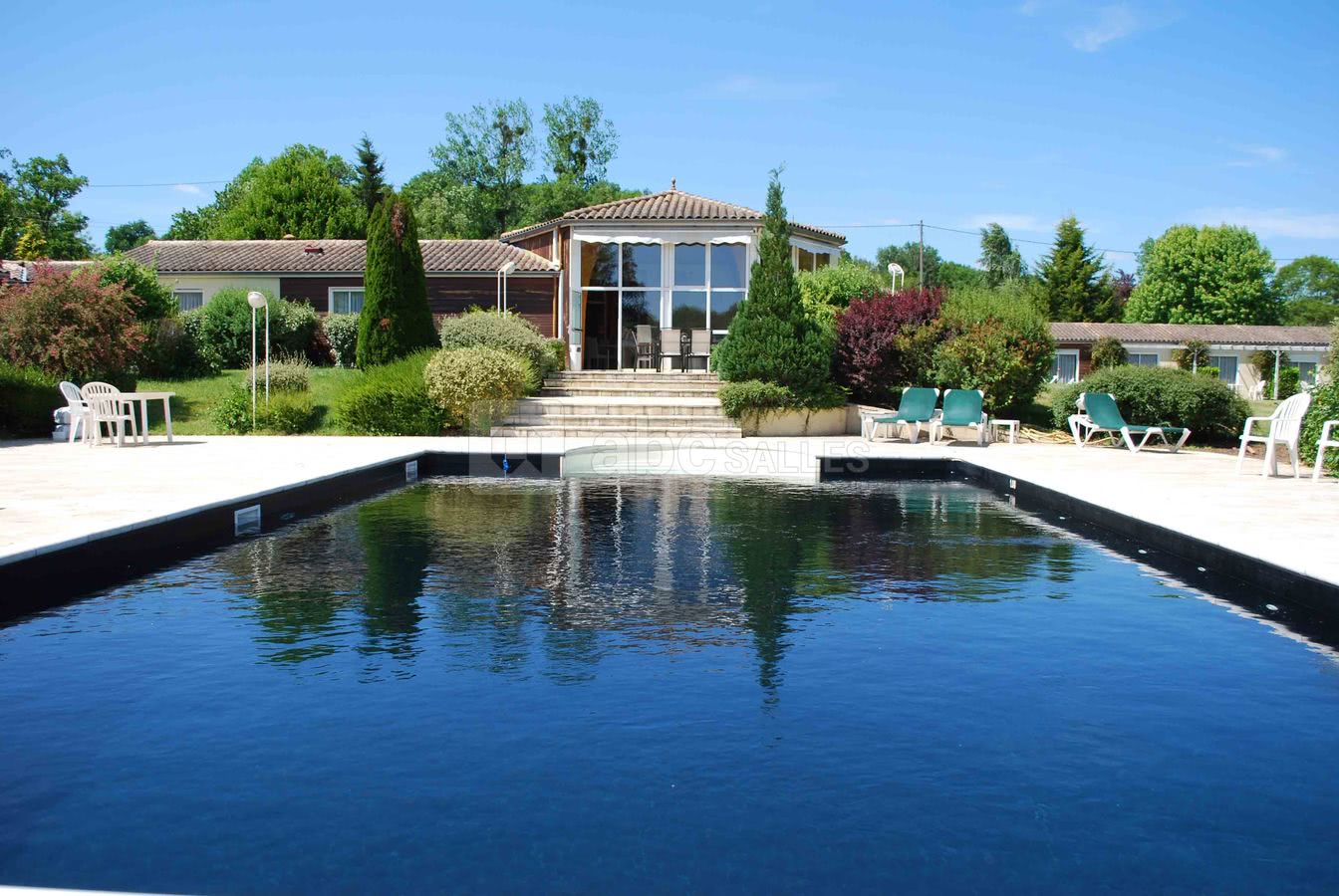 Piscine et salle de réception