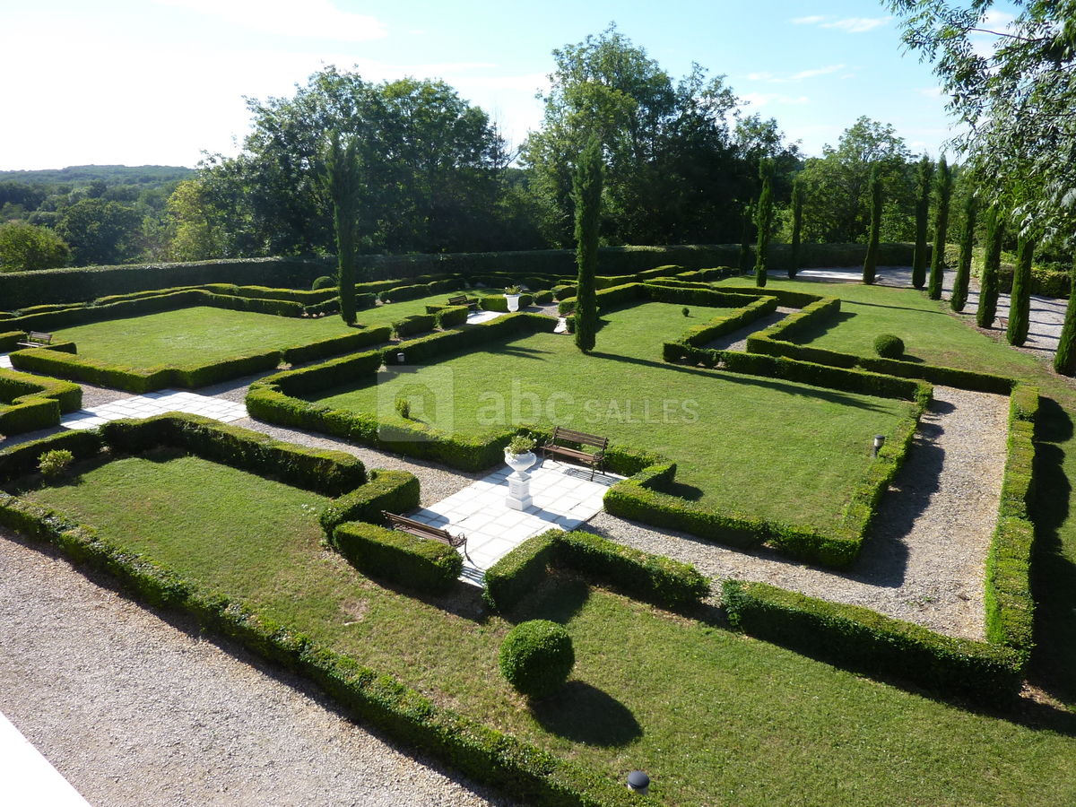 Jardin a la française du château