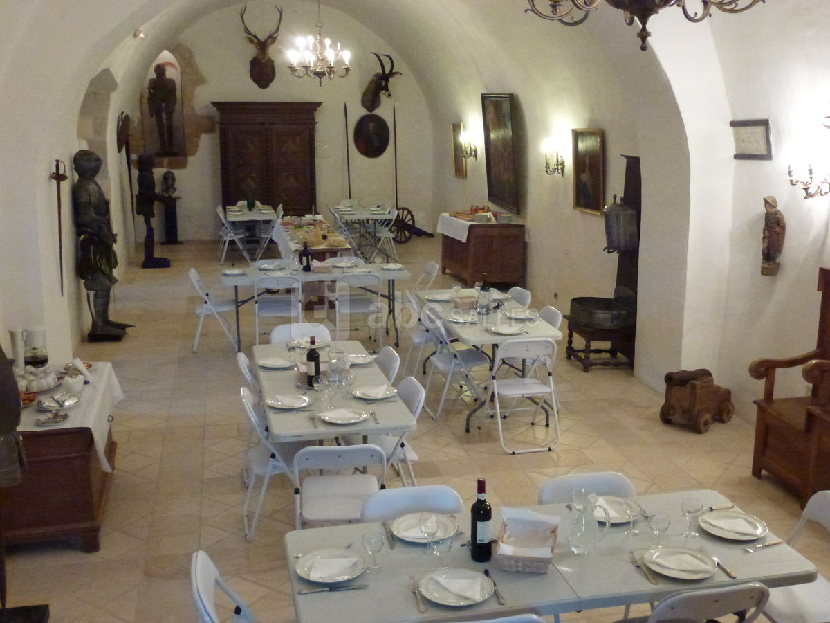 Le buffet a 13 euro par personne dans la salle des gardes du château