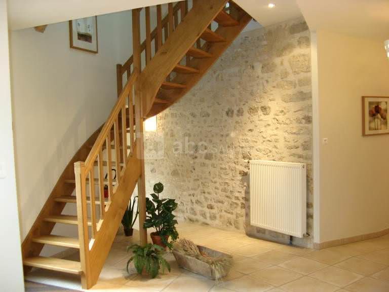 Escalier vers salle de jeux à l'étage