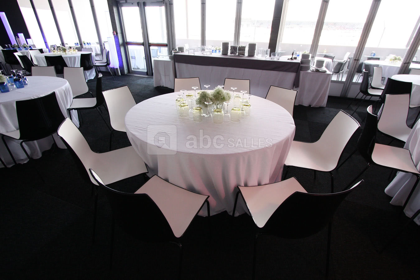 Dîner dans un loge au dessus des stands