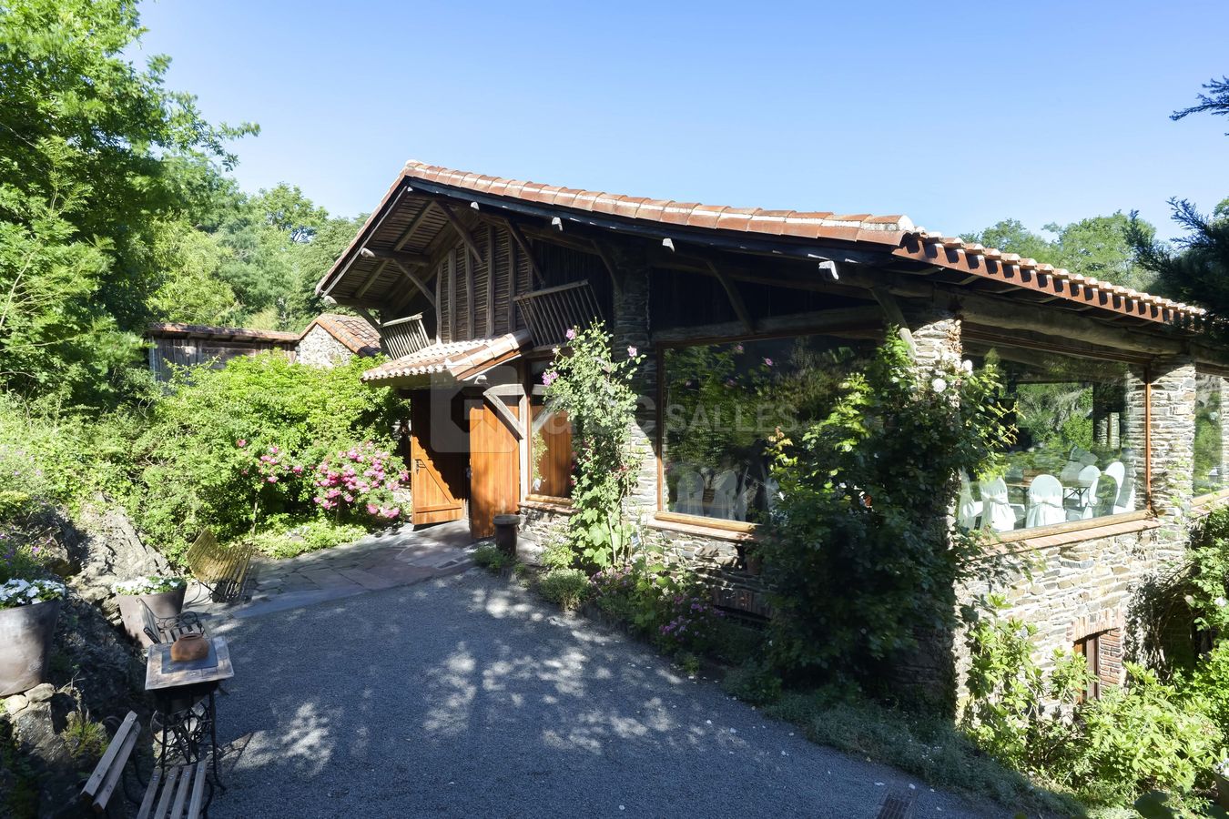 ENTREE EXTERIEURE DES GRENIERS DU DOMAINE