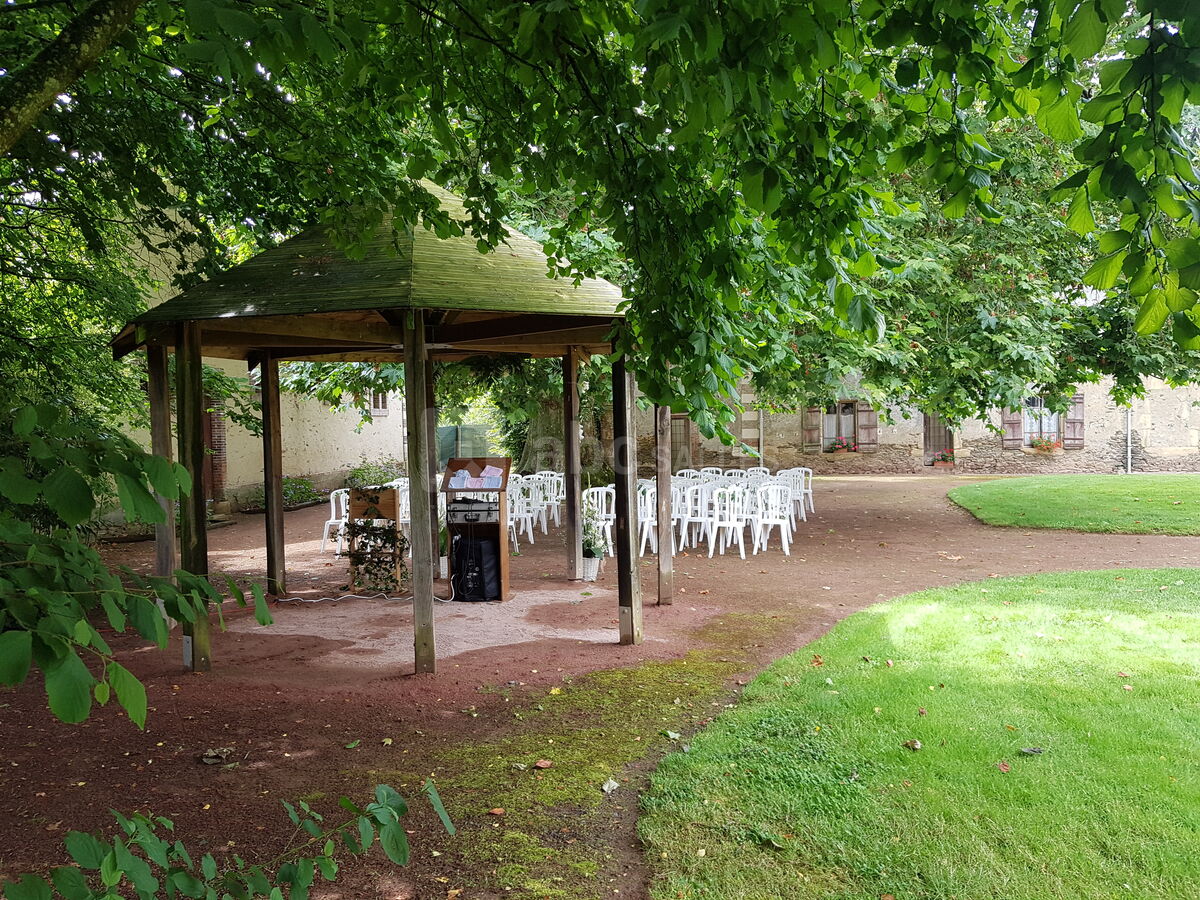 Préparation de la cérémonie sous le platane et le kiosque