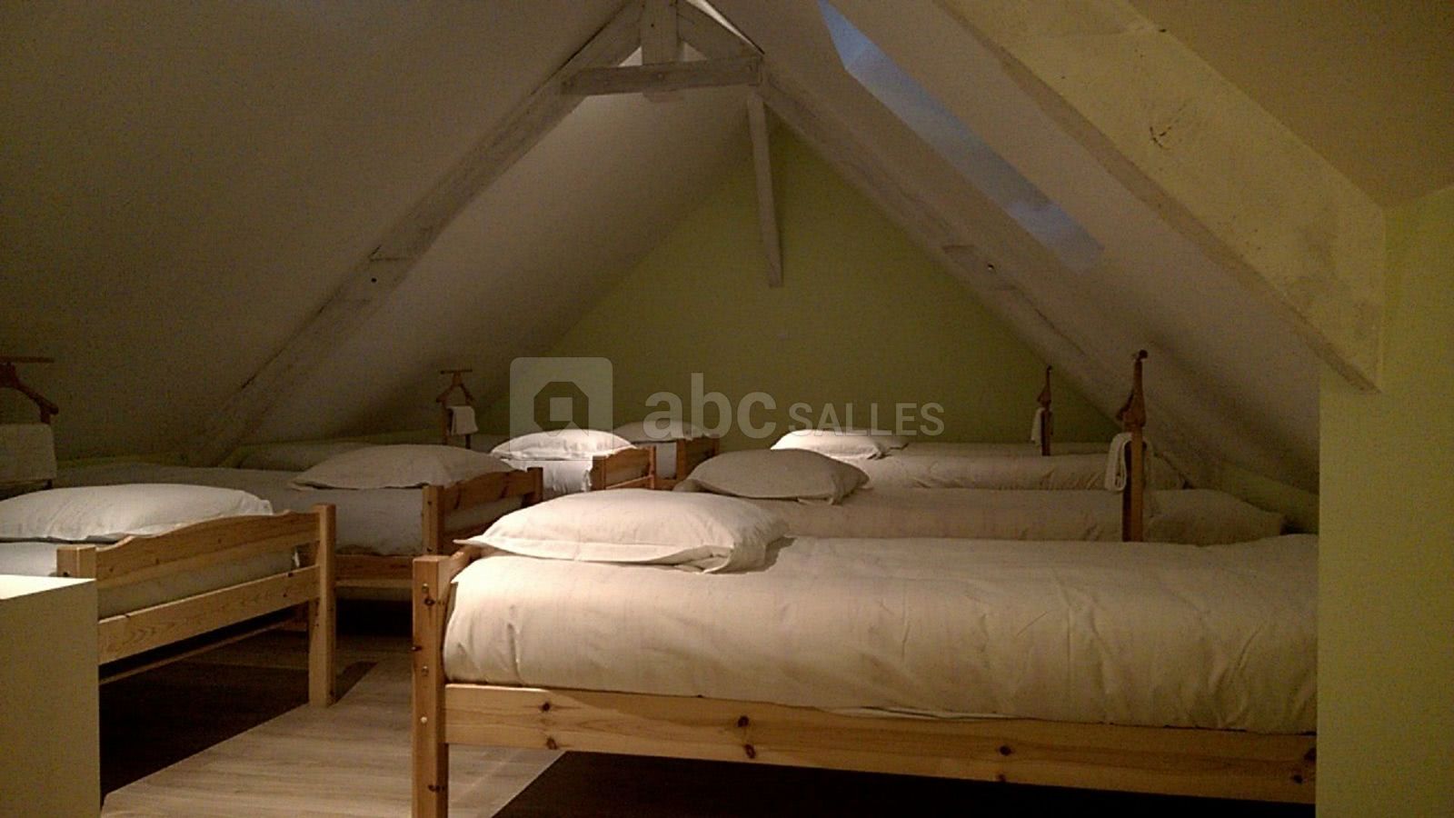 Le dortoir avec ses 10 lits simples