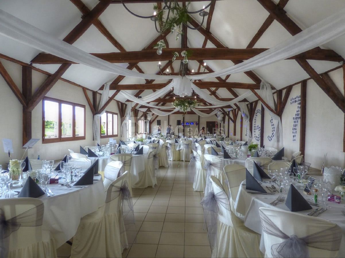 Mise en place des tables au Moulin de Follet