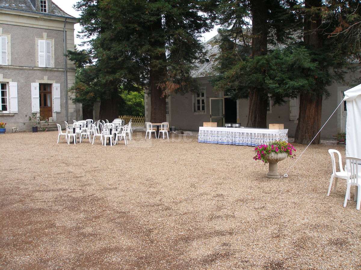 Petites tables ammenagees sous les seqoias