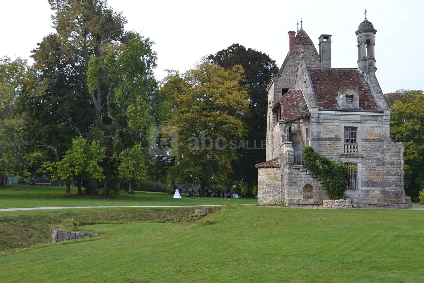 La cérémonie laïque avec vue sur l'ancienne chapelle