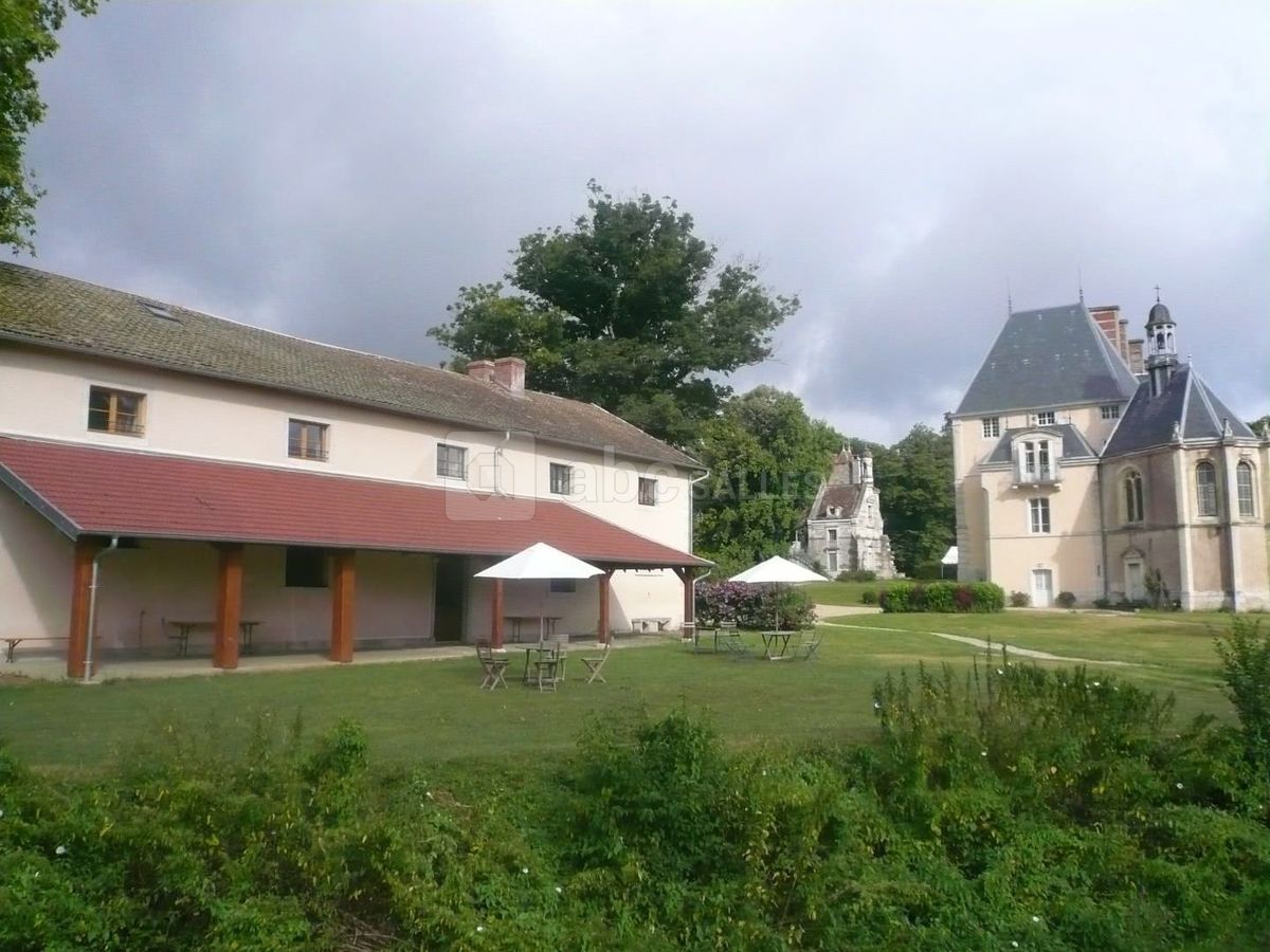 Anciennes écuries côté auvent
