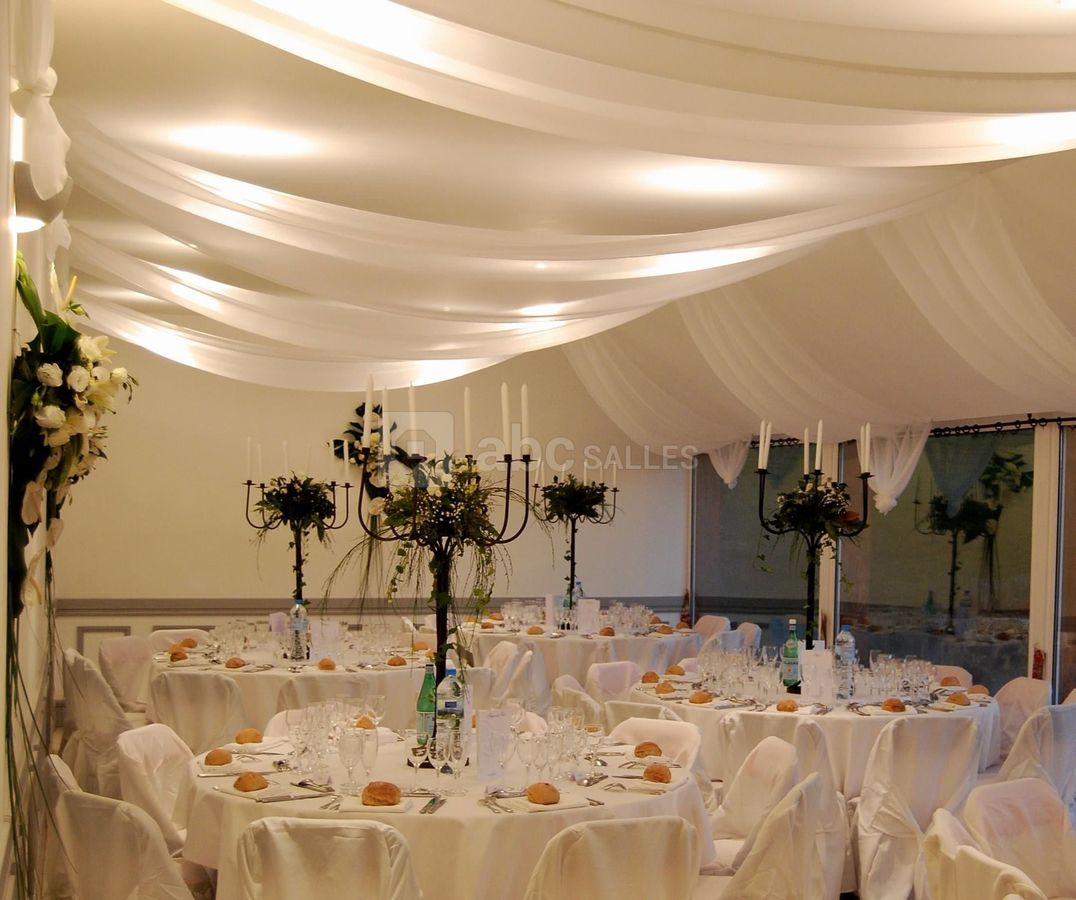 Avant de passer a table, la salle décorée
