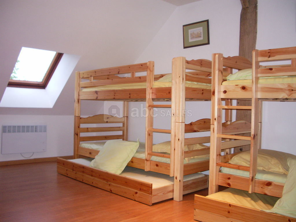 Vue d'un lit superposé dans dortoir