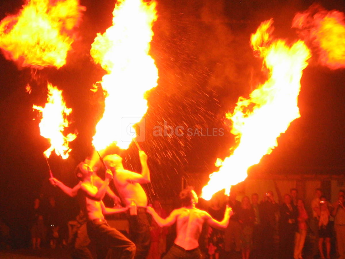 Apprenez à cracher le feu , a jongler...