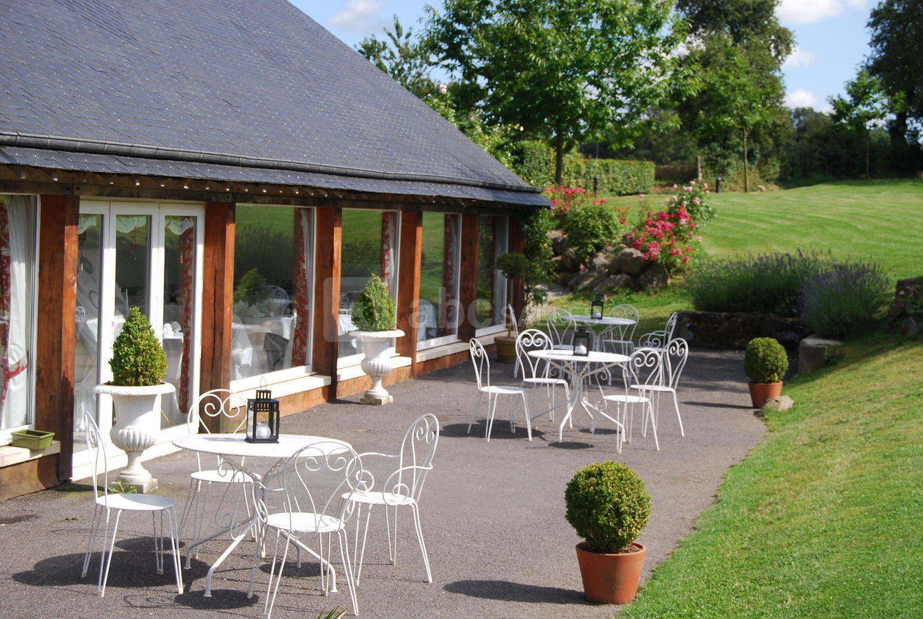 Terrasse derrière la salle