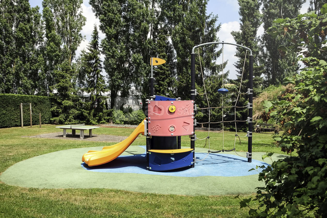 Jeux pour enfants dans le parc