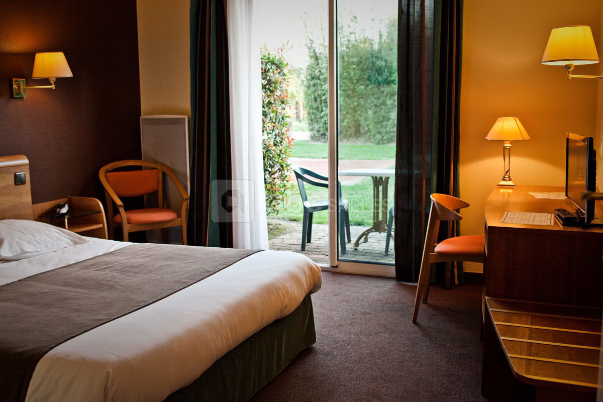 Chambre avec baignoire balnéo et terrasse privative