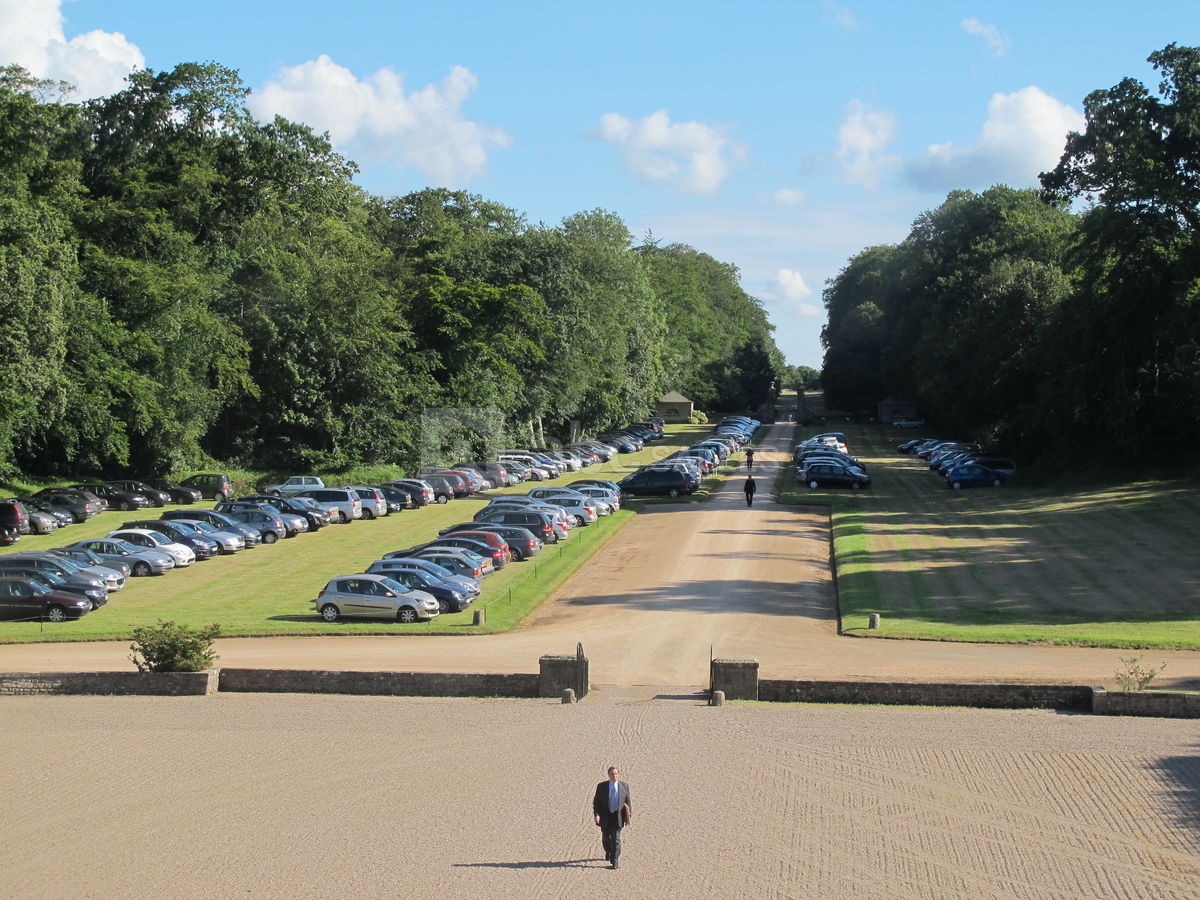 Parking dans les pelouses de l'avenue