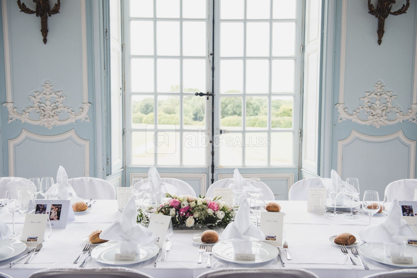 Table de mariés et vue sur les jardins © Palma & Maxime Photography