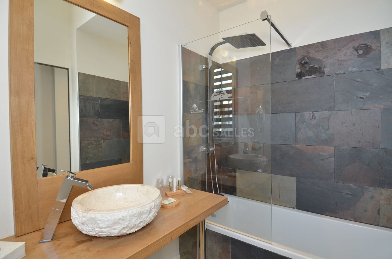 Salle de bain avec baignoire
