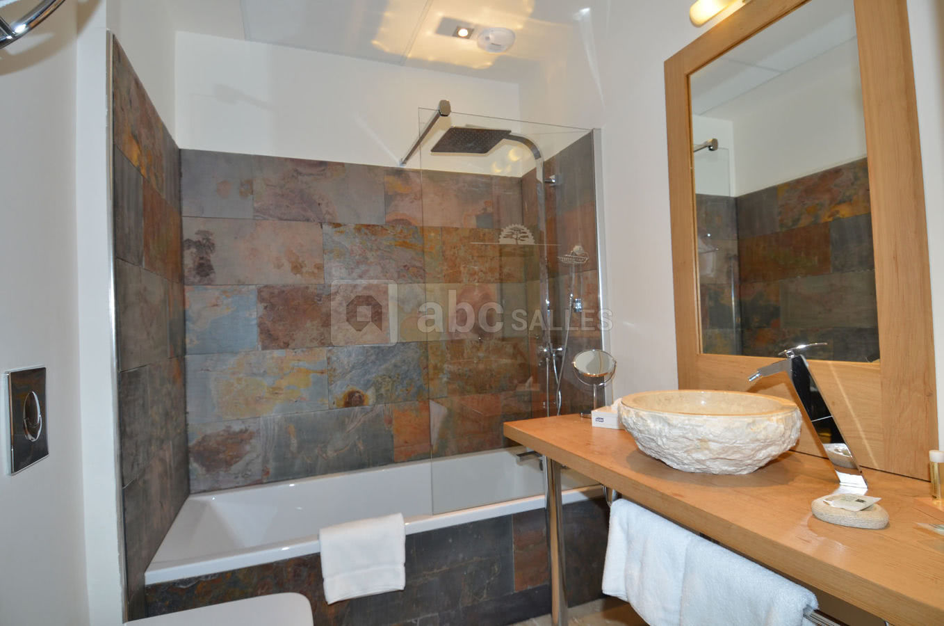 Salle de bain avec baignoire