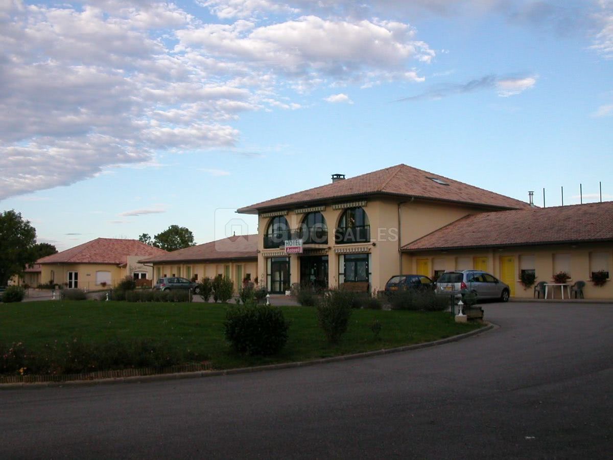Photo du bâtiment hôtel avec bâtiment de la salle en deuxième plan
