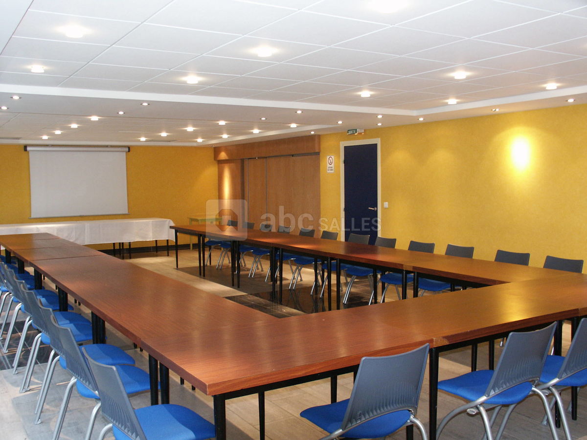 SALLE JACQUES BRUNIER EQUIPEE DE TABLES ET CHAISES