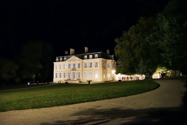 Vue extérieure de nuit