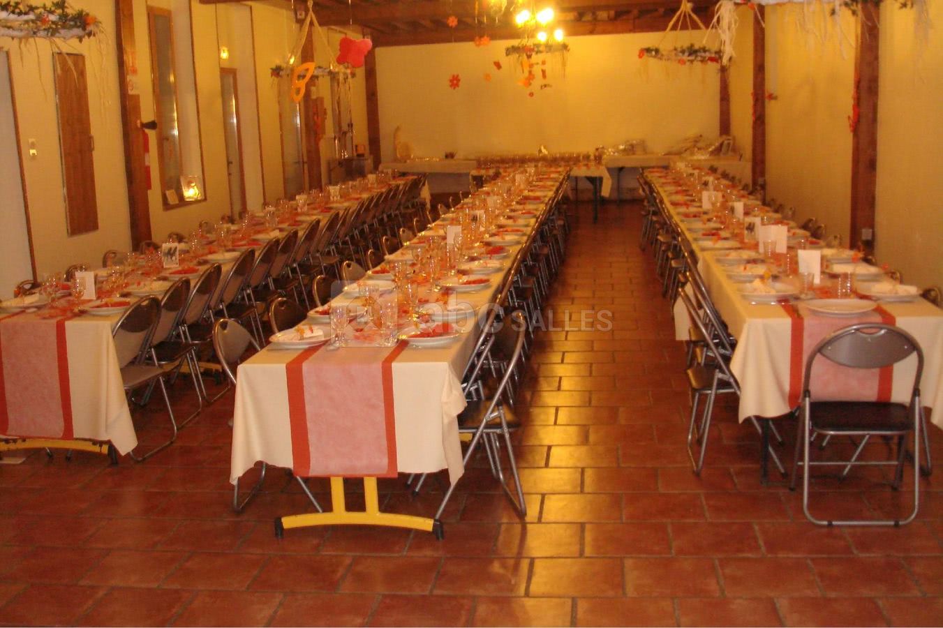 La salle tables disposées en e
