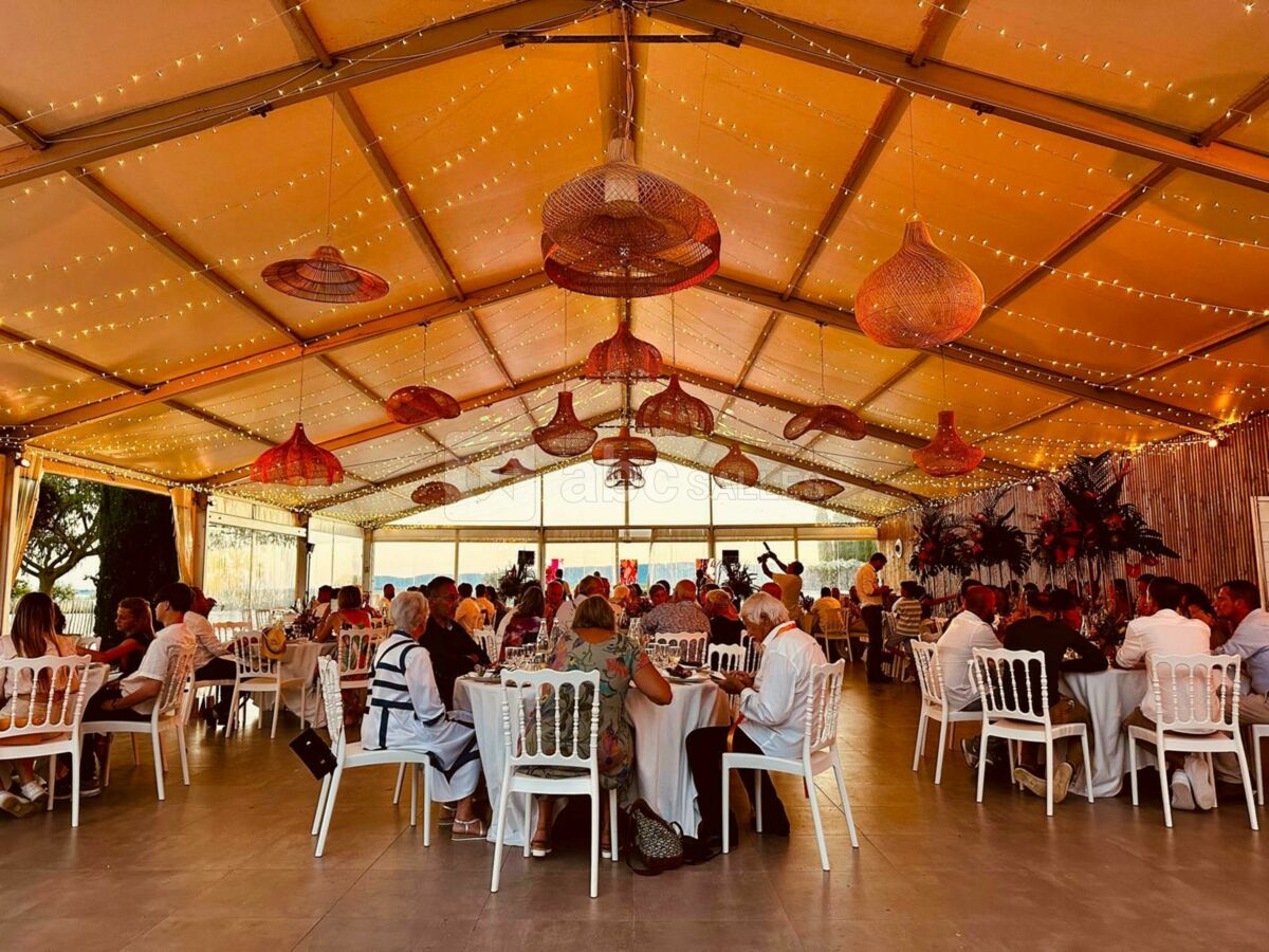 Le chapiteau en repas assis