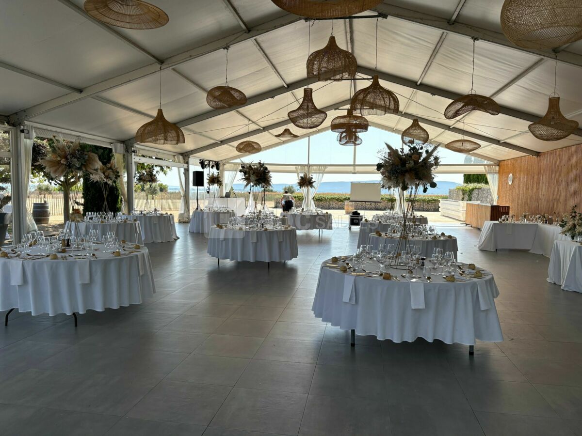 Vue d'ensemble sur le chapiteau et sa terrasse
