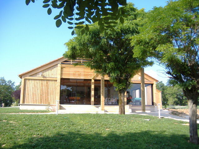 Face de la salle avec une terrasse