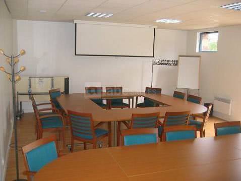 L'intérieur de la salle de réunion