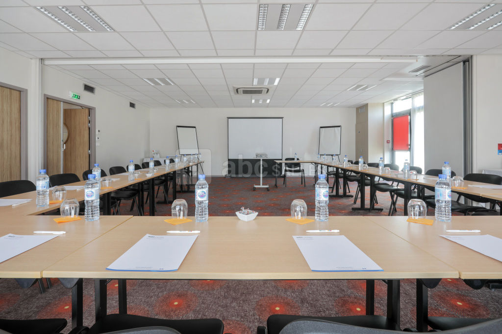 Salle de réunion en U