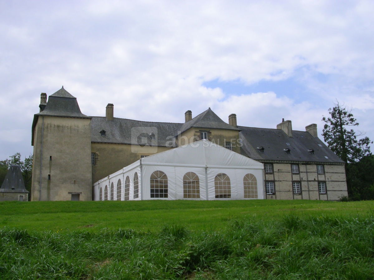 Vue arrière du château avec chapiteau