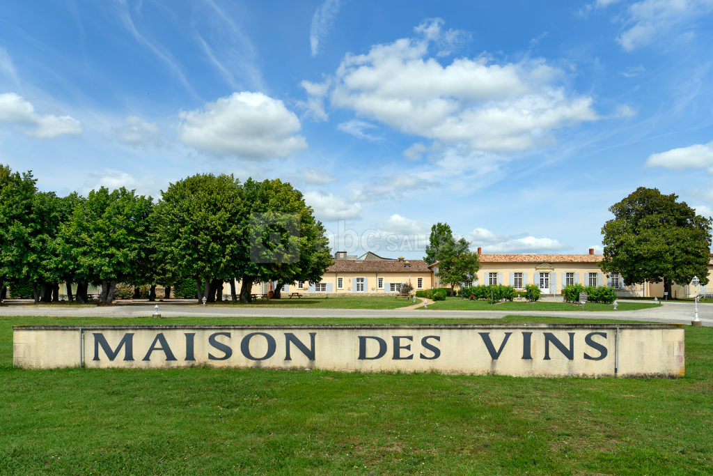 Devant la bâtisse
