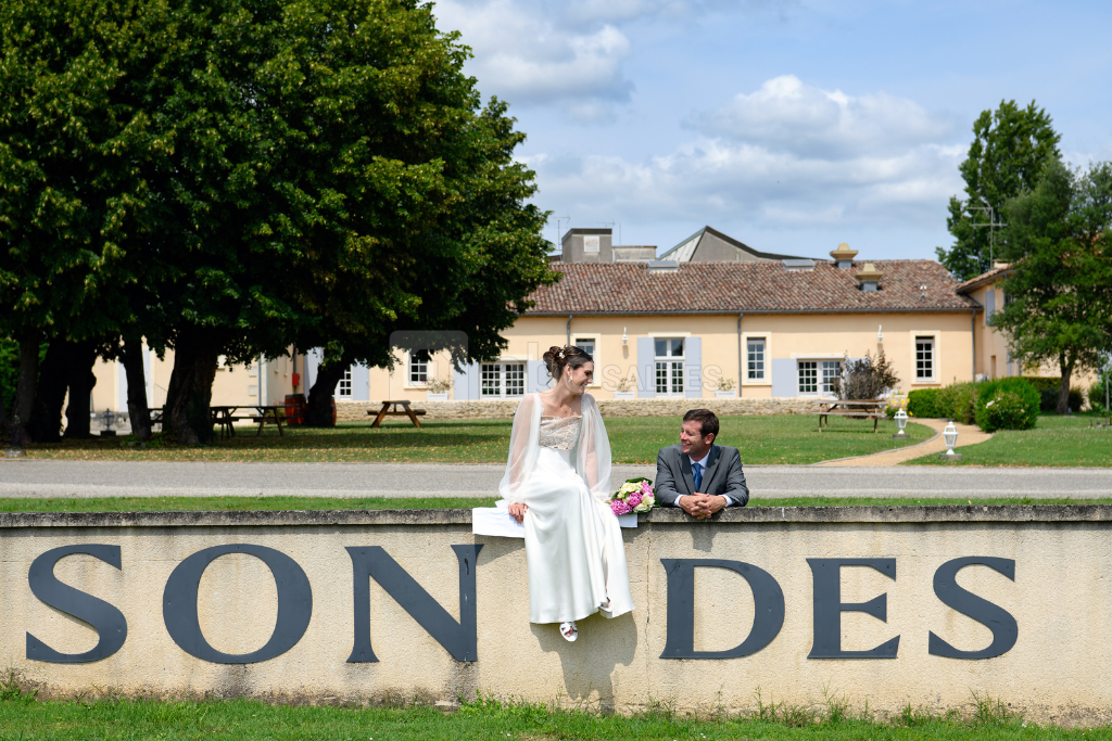 Devant la bâtisse